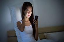 Sự nguy hiểm của thói quen ngủ thiếp khi đang cầm điện thoại trên tay